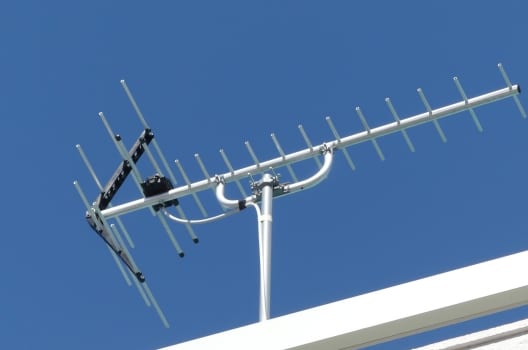 テレビアンテナの種類は様々！UHF・BSCSの設置工事費用も紹介
